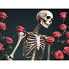 Skelet met rozen